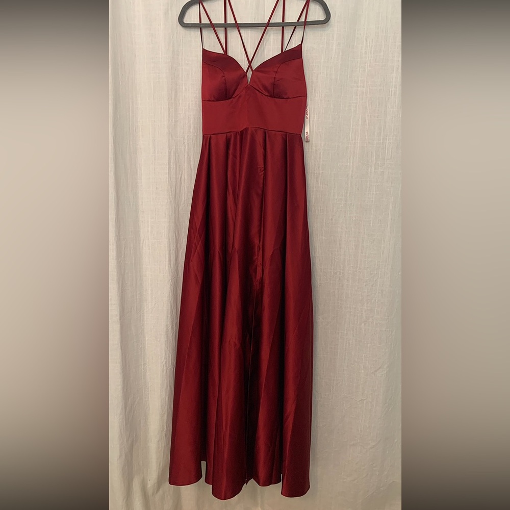 Bergundy prom dress with pockets! Size US4 - Bust: 33.50” Waist: 26.50”.